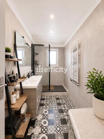 Maison
         7 pièces
        - 180 m² 509 000 € *