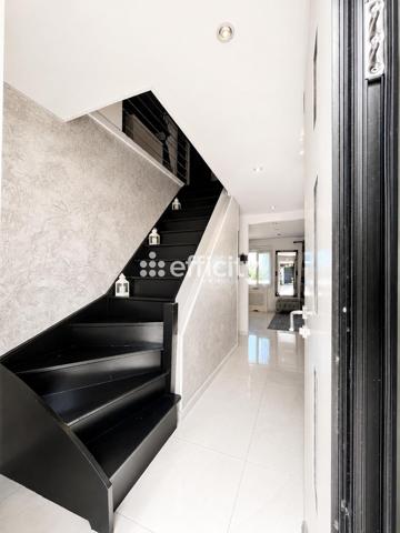 Maison
         7 pièces
        - 180 m² 509 000 € *