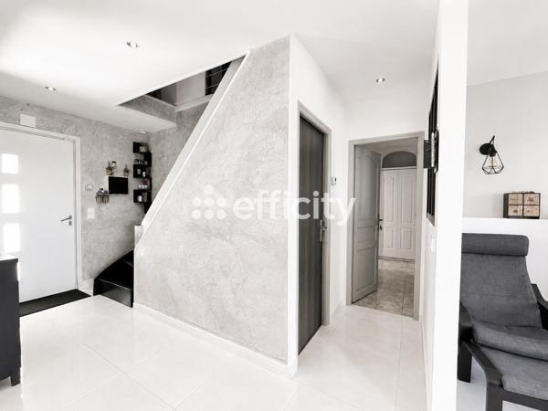 Maison
         7 pièces
        - 180 m² 509 000 € *
