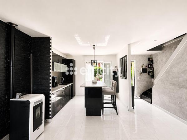 Maison
         7 pièces
        - 180 m² 509 000 € *