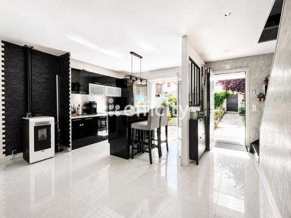 Maison
         7 pièces
        - 180 m² 509 000 € *