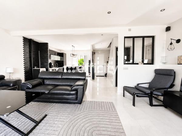 Maison
         7 pièces
        - 180 m² 509 000 € *