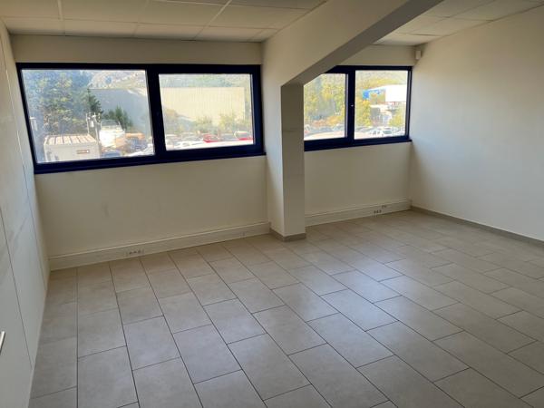 Gémenos (13420) Gémenos : location bureaux de 102m² en 1er étage