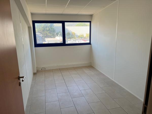 Gémenos (13420) Gémenos : location bureaux de 102m² en 1er étage