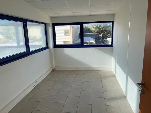 Gémenos (13420) Gémenos : location bureaux de 102m² en 1er étage