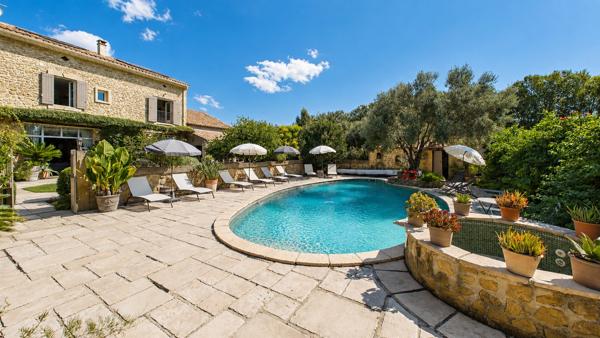 Domaine en pierre de 675 m² avec piscine sur près de 3 ha - Roquemaure Roquemaure