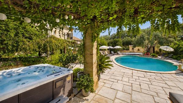 Domaine en pierre de 675 m² avec piscine sur près de 3 ha - Roquemaure Roquemaure