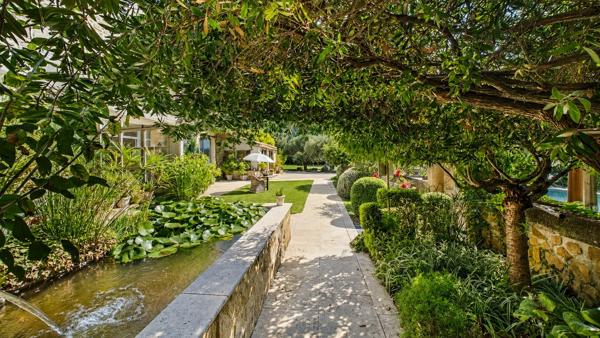 Domaine en pierre de 675 m² avec piscine sur près de 3 ha - Roquemaure Roquemaure