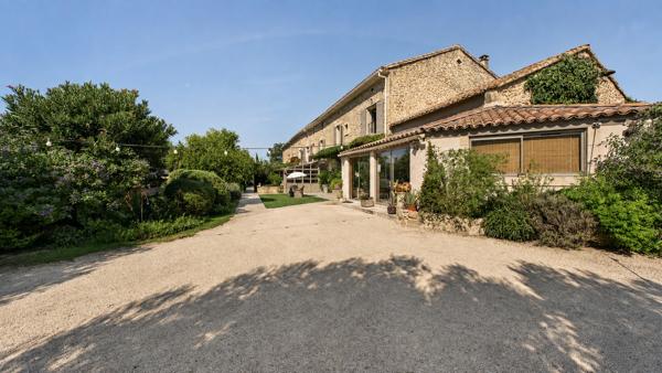 Domaine en pierre de 675 m² avec piscine sur près de 3 ha - Roquemaure Roquemaure