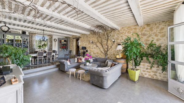 Domaine en pierre de 675 m² avec piscine sur près de 3 ha - Roquemaure Roquemaure