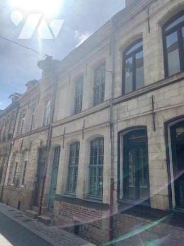 Pour les amoureux de la vieille pierre, maison du 19ème aux cachets conservés en hyper centre, ...