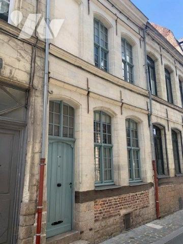 Pour les amoureux de la vieille pierre, maison du 19ème aux cachets conservés en hyper centre, ...