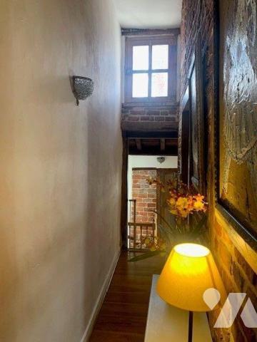 Pour les amoureux de la vieille pierre, maison du 19ème aux cachets conservés en hyper centre, ...
