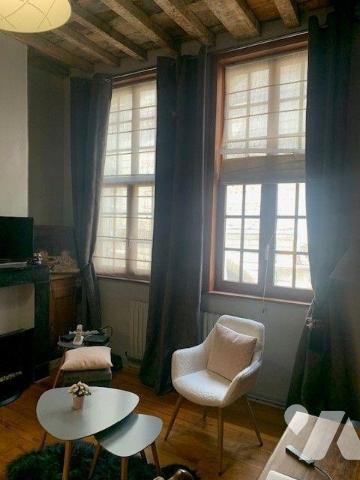 Pour les amoureux de la vieille pierre, maison du 19ème aux cachets conservés en hyper centre, ...