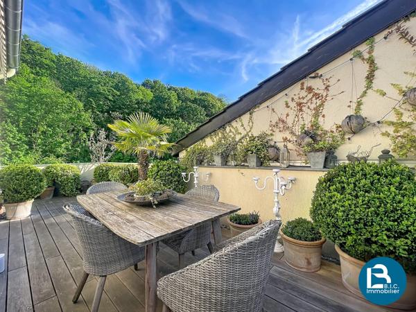 Grand duplex à l'abri des regards avec terrasses, garage et cave
