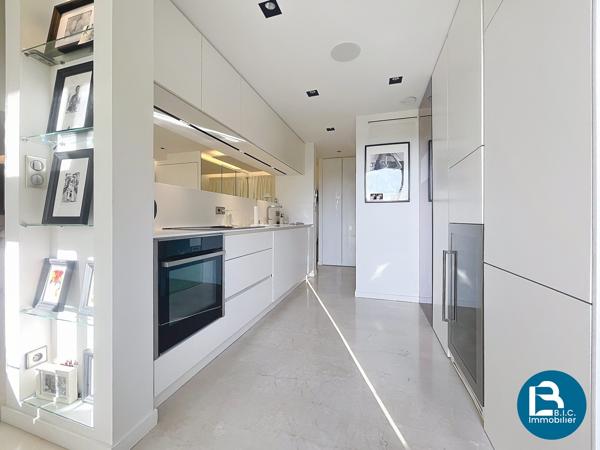 Grand duplex à l'abri des regards avec terrasses, garage et cave