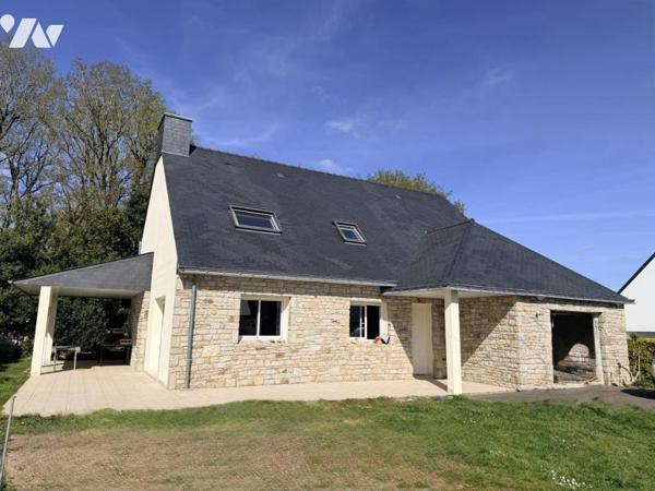 Maison d'habitation construite sur 2 niveaux 4 chambres garage