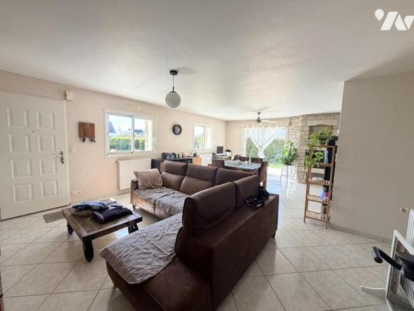 Maison d'habitation construite sur 2 niveaux 4 chambres garage