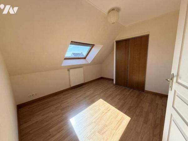 Maison d'habitation construite sur 2 niveaux 4 chambres garage