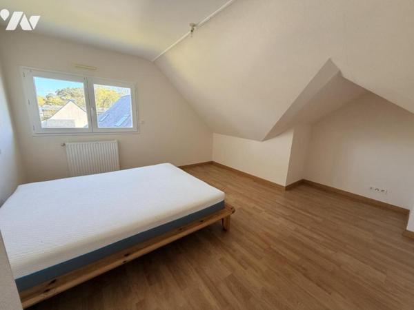 Maison d'habitation construite sur 2 niveaux 4 chambres garage