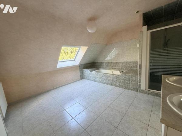 Maison d'habitation construite sur 2 niveaux 4 chambres garage