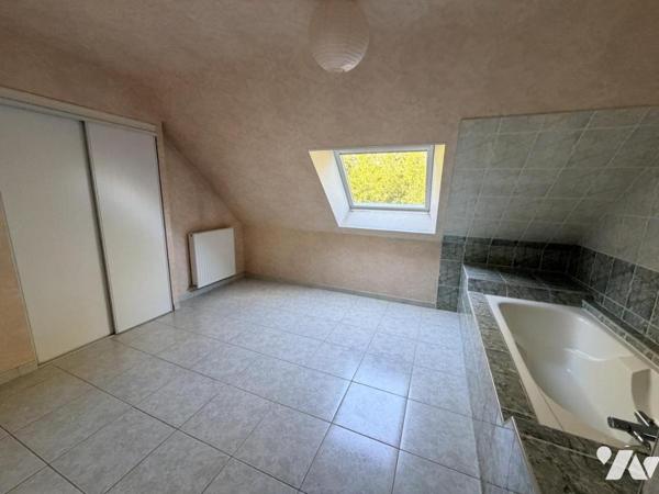 Maison d'habitation construite sur 2 niveaux 4 chambres garage