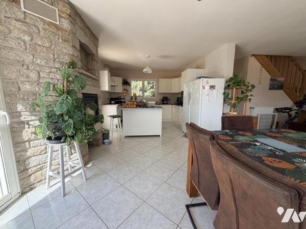 Maison d'habitation construite sur 2 niveaux 4 chambres garage