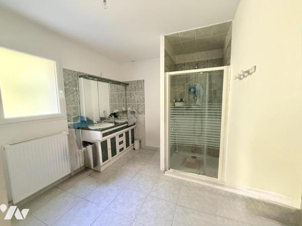 Maison d'habitation construite sur 2 niveaux 4 chambres garage