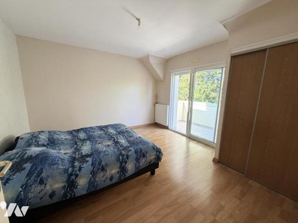 Maison d'habitation construite sur 2 niveaux 4 chambres garage