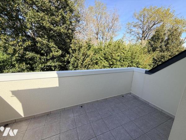 Maison d'habitation construite sur 2 niveaux 4 chambres garage