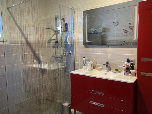 VILLIEU LOYES MOLLON - Belle villa d'architecte de 133 m² (256 m² au sol ) sur son terrain arboré de 1975 m² Villieu-Loyes-Mollon (01800)