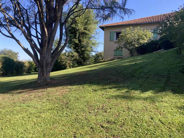 VILLIEU LOYES MOLLON - Belle villa d'architecte de 133 m² (256 m² au sol ) sur son terrain arboré de 1975 m² Villieu-Loyes-Mollon (01800)