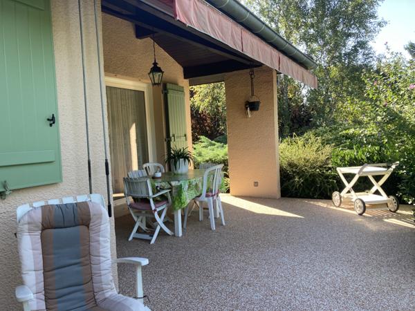 VILLIEU LOYES MOLLON - Belle villa d'architecte de 133 m² (256 m² au sol ) sur son terrain arboré de 1975 m² Villieu-Loyes-Mollon (01800)