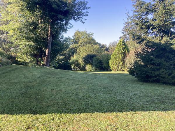 VILLIEU LOYES MOLLON - Belle villa d'architecte de 133 m² (256 m² au sol ) sur son terrain arboré de 1975 m² Villieu-Loyes-Mollon (01800)