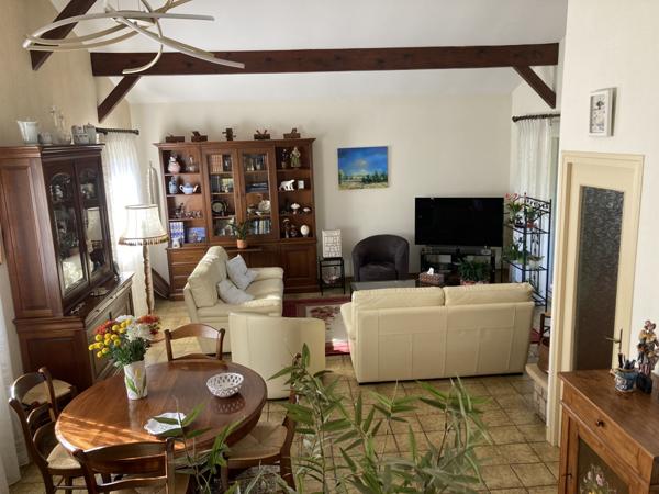 VILLIEU LOYES MOLLON - Belle villa d'architecte de 133 m² (256 m² au sol ) sur son terrain arboré de 1975 m² Villieu-Loyes-Mollon (01800)