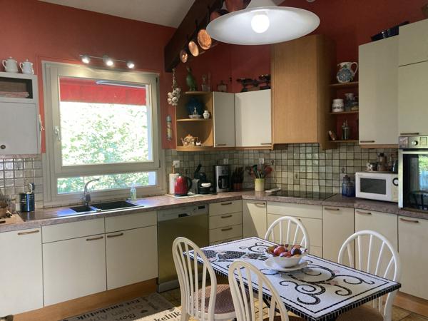 VILLIEU LOYES MOLLON - Belle villa d'architecte de 133 m² (256 m² au sol ) sur son terrain arboré de 1975 m² Villieu-Loyes-Mollon (01800)