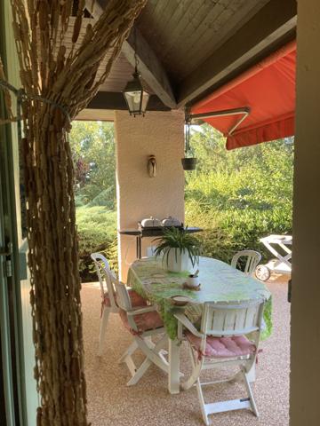 VILLIEU LOYES MOLLON - Belle villa d'architecte de 133 m² (256 m² au sol ) sur son terrain arboré de 1975 m² Villieu-Loyes-Mollon (01800)