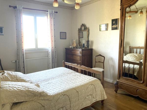 VILLIEU LOYES MOLLON - Belle villa d'architecte de 133 m² (256 m² au sol ) sur son terrain arboré de 1975 m² Villieu-Loyes-Mollon (01800)