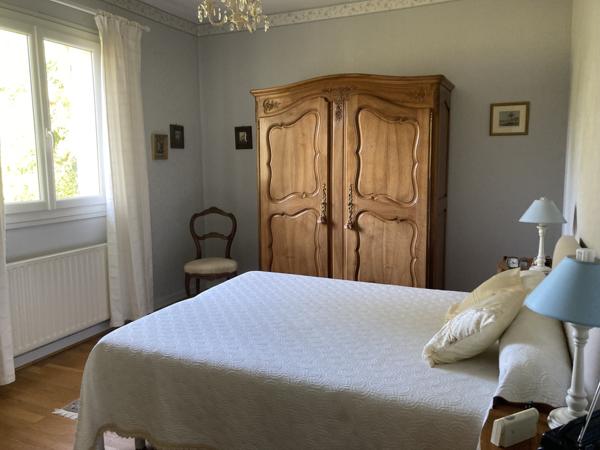 VILLIEU LOYES MOLLON - Belle villa d'architecte de 133 m² (256 m² au sol ) sur son terrain arboré de 1975 m² Villieu-Loyes-Mollon (01800)