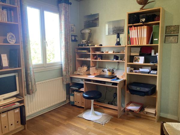 VILLIEU LOYES MOLLON - Belle villa d'architecte de 133 m² (256 m² au sol ) sur son terrain arboré de 1975 m² Villieu-Loyes-Mollon (01800)