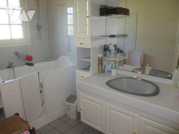 Maison à Vendre à Plouha  (22580), en Côtes-d'Armor (22)

A proximité du centre bourg, cette ...