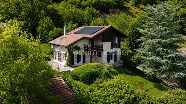 Dans un environnement paisible et verdoyant, découvrez cette belle maison familiale des années 80, située au cœur d’un lotissement calme et recherché de 19 maisons.
Édifiée sur une parcelle arborée de 940 m², elle offre 152 m² habitables (168 m² au sol), une triple exposition et une vue dégagée sur Belledonne et le Vercors.

🌿 Les extérieurs
Le jardin, soigneusement entretenu, bénéficie d’une exposition plein sud et d’une belle intimité.
Vous profiterez de plusieurs terrasses, d’arbres fruitiers (cerisiers, prunier, cognassier, noisetier) et d’un cadre naturel agréable.
Deux places de stationnement  et un garage double complètent l’ensemble.

🏠 Disposition intérieure

Rez-de-chaussée :

Entrée avec placard intégré,
Cuisine aménagée en chêne ouvrant sur terrasse
Salon – salle à manger lumineux avec cheminée à insert et accès direct à la terrasse,
Volets roulants solaires installés en 2017,
Chambre avec accès balcon,
Salle d’eau avec douche à l’italienne et WC (rénovée en 2017),
Pièce cellier/dressing attenante.

Étage :

Accès aux combles aménagés sur la moitié de la surface,
Chambre  avec terrasse et vue dégagée, placards sous pente,
Chambre  avec petit extérieur 
Chambre  sous pente,
Chambre  avec mezzanine fermée et VELUX,
Salle d’eau rénovée en 2019 avec douche à l’italienne et placard,
WC indépendants dans le hall.

⚙️ Équipements et prestations

Toiture entièrement refaite en 2019,
Panneaux photovoltaïques 4 kW
Adoucisseur d’eau,
Ballon d’eau chaude 200 L,
Tableau électrique refait en 2019,
Monte-escalier Stana accès du garage au rez de chausée 
Vide sanitaire,
Cheminée à insert,
Charges de copropriété : env. 130 €/an (entretien du jardin commun et frais de syndic).

❤️ Les +

Environnement calme et résidentiel
Exposition sud et vue panoramique
Maison parfaitement entretenue
Deux salles d’eau modernes
Production solaire et toiture récente
Grand garage double + stationnements extérieurs
Taxe foncière 3188€