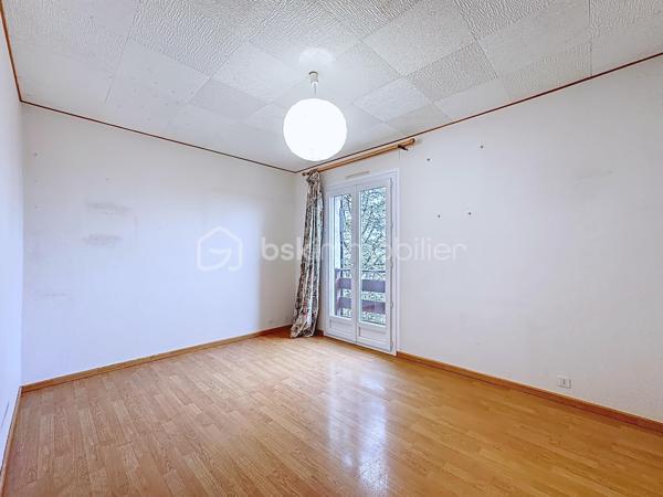 Dans un environnement paisible et verdoyant, découvrez cette belle maison familiale des années 80, située au cœur d’un lotissement calme et recherché de 19 maisons.
Édifiée sur une parcelle arborée de 940 m², elle offre 152 m² habitables (168 m² au sol), une triple exposition et une vue dégagée sur Belledonne et le Vercors.

🌿 Les extérieurs
Le jardin, soigneusement entretenu, bénéficie d’une exposition plein sud et d’une belle intimité.
Vous profiterez de plusieurs terrasses, d’arbres fruitiers (cerisiers, prunier, cognassier, noisetier) et d’un cadre naturel agréable.
Deux places de stationnement  et un garage double complètent l’ensemble.

🏠 Disposition intérieure

Rez-de-chaussée :

Entrée avec placard intégré,
Cuisine aménagée en chêne ouvrant sur terrasse
Salon – salle à manger lumineux avec cheminée à insert et accès direct à la terrasse,
Volets roulants solaires installés en 2017,
Chambre avec accès balcon,
Salle d’eau avec douche à l’italienne et WC (rénovée en 2017),
Pièce cellier/dressing attenante.

Étage :

Accès aux combles aménagés sur la moitié de la surface,
Chambre  avec terrasse et vue dégagée, placards sous pente,
Chambre  avec petit extérieur 
Chambre  sous pente,
Chambre  avec mezzanine fermée et VELUX,
Salle d’eau rénovée en 2019 avec douche à l’italienne et placard,
WC indépendants dans le hall.

⚙️ Équipements et prestations

Toiture entièrement refaite en 2019,
Panneaux photovoltaïques 4 kW
Adoucisseur d’eau,
Ballon d’eau chaude 200 L,
Tableau électrique refait en 2019,
Monte-escalier Stana accès du garage au rez de chausée 
Vide sanitaire,
Cheminée à insert,
Charges de copropriété : env. 130 €/an (entretien du jardin commun et frais de syndic).

❤️ Les +

Environnement calme et résidentiel
Exposition sud et vue panoramique
Maison parfaitement entretenue
Deux salles d’eau modernes
Production solaire et toiture récente
Grand garage double + stationnements extérieurs
Taxe foncière 3188€