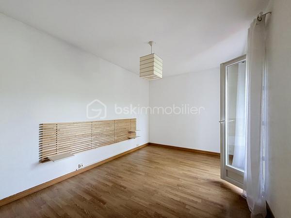 Dans un environnement paisible et verdoyant, découvrez cette belle maison familiale des années 80, située au cœur d’un lotissement calme et recherché de 19 maisons.
Édifiée sur une parcelle arborée de 940 m², elle offre 152 m² habitables (168 m² au sol), une triple exposition et une vue dégagée sur Belledonne et le Vercors.

🌿 Les extérieurs
Le jardin, soigneusement entretenu, bénéficie d’une exposition plein sud et d’une belle intimité.
Vous profiterez de plusieurs terrasses, d’arbres fruitiers (cerisiers, prunier, cognassier, noisetier) et d’un cadre naturel agréable.
Deux places de stationnement  et un garage double complètent l’ensemble.

🏠 Disposition intérieure

Rez-de-chaussée :

Entrée avec placard intégré,
Cuisine aménagée en chêne ouvrant sur terrasse
Salon – salle à manger lumineux avec cheminée à insert et accès direct à la terrasse,
Volets roulants solaires installés en 2017,
Chambre avec accès balcon,
Salle d’eau avec douche à l’italienne et WC (rénovée en 2017),
Pièce cellier/dressing attenante.

Étage :

Accès aux combles aménagés sur la moitié de la surface,
Chambre  avec terrasse et vue dégagée, placards sous pente,
Chambre  avec petit extérieur 
Chambre  sous pente,
Chambre  avec mezzanine fermée et VELUX,
Salle d’eau rénovée en 2019 avec douche à l’italienne et placard,
WC indépendants dans le hall.

⚙️ Équipements et prestations

Toiture entièrement refaite en 2019,
Panneaux photovoltaïques 4 kW
Adoucisseur d’eau,
Ballon d’eau chaude 200 L,
Tableau électrique refait en 2019,
Monte-escalier Stana accès du garage au rez de chausée 
Vide sanitaire,
Cheminée à insert,
Charges de copropriété : env. 130 €/an (entretien du jardin commun et frais de syndic).

❤️ Les +

Environnement calme et résidentiel
Exposition sud et vue panoramique
Maison parfaitement entretenue
Deux salles d’eau modernes
Production solaire et toiture récente
Grand garage double + stationnements extérieurs
Taxe foncière 3188€
