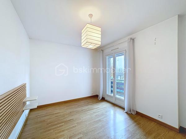 Dans un environnement paisible et verdoyant, découvrez cette belle maison familiale des années 80, située au cœur d’un lotissement calme et recherché de 19 maisons.
Édifiée sur une parcelle arborée de 940 m², elle offre 152 m² habitables (168 m² au sol), une triple exposition et une vue dégagée sur Belledonne et le Vercors.

🌿 Les extérieurs
Le jardin, soigneusement entretenu, bénéficie d’une exposition plein sud et d’une belle intimité.
Vous profiterez de plusieurs terrasses, d’arbres fruitiers (cerisiers, prunier, cognassier, noisetier) et d’un cadre naturel agréable.
Deux places de stationnement  et un garage double complètent l’ensemble.

🏠 Disposition intérieure

Rez-de-chaussée :

Entrée avec placard intégré,
Cuisine aménagée en chêne ouvrant sur terrasse
Salon – salle à manger lumineux avec cheminée à insert et accès direct à la terrasse,
Volets roulants solaires installés en 2017,
Chambre avec accès balcon,
Salle d’eau avec douche à l’italienne et WC (rénovée en 2017),
Pièce cellier/dressing attenante.

Étage :

Accès aux combles aménagés sur la moitié de la surface,
Chambre  avec terrasse et vue dégagée, placards sous pente,
Chambre  avec petit extérieur 
Chambre  sous pente,
Chambre  avec mezzanine fermée et VELUX,
Salle d’eau rénovée en 2019 avec douche à l’italienne et placard,
WC indépendants dans le hall.

⚙️ Équipements et prestations

Toiture entièrement refaite en 2019,
Panneaux photovoltaïques 4 kW
Adoucisseur d’eau,
Ballon d’eau chaude 200 L,
Tableau électrique refait en 2019,
Monte-escalier Stana accès du garage au rez de chausée 
Vide sanitaire,
Cheminée à insert,
Charges de copropriété : env. 130 €/an (entretien du jardin commun et frais de syndic).

❤️ Les +

Environnement calme et résidentiel
Exposition sud et vue panoramique
Maison parfaitement entretenue
Deux salles d’eau modernes
Production solaire et toiture récente
Grand garage double + stationnements extérieurs
Taxe foncière 3188€