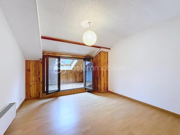 Dans un environnement paisible et verdoyant, découvrez cette belle maison familiale des années 80, située au cœur d’un lotissement calme et recherché de 19 maisons.
Édifiée sur une parcelle arborée de 940 m², elle offre 152 m² habitables (168 m² au sol), une triple exposition et une vue dégagée sur Belledonne et le Vercors.

🌿 Les extérieurs
Le jardin, soigneusement entretenu, bénéficie d’une exposition plein sud et d’une belle intimité.
Vous profiterez de plusieurs terrasses, d’arbres fruitiers (cerisiers, prunier, cognassier, noisetier) et d’un cadre naturel agréable.
Deux places de stationnement  et un garage double complètent l’ensemble.

🏠 Disposition intérieure

Rez-de-chaussée :

Entrée avec placard intégré,
Cuisine aménagée en chêne ouvrant sur terrasse
Salon – salle à manger lumineux avec cheminée à insert et accès direct à la terrasse,
Volets roulants solaires installés en 2017,
Chambre avec accès balcon,
Salle d’eau avec douche à l’italienne et WC (rénovée en 2017),
Pièce cellier/dressing attenante.

Étage :

Accès aux combles aménagés sur la moitié de la surface,
Chambre  avec terrasse et vue dégagée, placards sous pente,
Chambre  avec petit extérieur 
Chambre  sous pente,
Chambre  avec mezzanine fermée et VELUX,
Salle d’eau rénovée en 2019 avec douche à l’italienne et placard,
WC indépendants dans le hall.

⚙️ Équipements et prestations

Toiture entièrement refaite en 2019,
Panneaux photovoltaïques 4 kW
Adoucisseur d’eau,
Ballon d’eau chaude 200 L,
Tableau électrique refait en 2019,
Monte-escalier Stana accès du garage au rez de chausée 
Vide sanitaire,
Cheminée à insert,
Charges de copropriété : env. 130 €/an (entretien du jardin commun et frais de syndic).

❤️ Les +

Environnement calme et résidentiel
Exposition sud et vue panoramique
Maison parfaitement entretenue
Deux salles d’eau modernes
Production solaire et toiture récente
Grand garage double + stationnements extérieurs
Taxe foncière 3188€