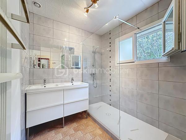 Dans un environnement paisible et verdoyant, découvrez cette belle maison familiale des années 80, située au cœur d’un lotissement calme et recherché de 19 maisons.
Édifiée sur une parcelle arborée de 940 m², elle offre 152 m² habitables (168 m² au sol), une triple exposition et une vue dégagée sur Belledonne et le Vercors.

🌿 Les extérieurs
Le jardin, soigneusement entretenu, bénéficie d’une exposition plein sud et d’une belle intimité.
Vous profiterez de plusieurs terrasses, d’arbres fruitiers (cerisiers, prunier, cognassier, noisetier) et d’un cadre naturel agréable.
Deux places de stationnement  et un garage double complètent l’ensemble.

🏠 Disposition intérieure

Rez-de-chaussée :

Entrée avec placard intégré,
Cuisine aménagée en chêne ouvrant sur terrasse
Salon – salle à manger lumineux avec cheminée à insert et accès direct à la terrasse,
Volets roulants solaires installés en 2017,
Chambre avec accès balcon,
Salle d’eau avec douche à l’italienne et WC (rénovée en 2017),
Pièce cellier/dressing attenante.

Étage :

Accès aux combles aménagés sur la moitié de la surface,
Chambre  avec terrasse et vue dégagée, placards sous pente,
Chambre  avec petit extérieur 
Chambre  sous pente,
Chambre  avec mezzanine fermée et VELUX,
Salle d’eau rénovée en 2019 avec douche à l’italienne et placard,
WC indépendants dans le hall.

⚙️ Équipements et prestations

Toiture entièrement refaite en 2019,
Panneaux photovoltaïques 4 kW
Adoucisseur d’eau,
Ballon d’eau chaude 200 L,
Tableau électrique refait en 2019,
Monte-escalier Stana accès du garage au rez de chausée 
Vide sanitaire,
Cheminée à insert,
Charges de copropriété : env. 130 €/an (entretien du jardin commun et frais de syndic).

❤️ Les +

Environnement calme et résidentiel
Exposition sud et vue panoramique
Maison parfaitement entretenue
Deux salles d’eau modernes
Production solaire et toiture récente
Grand garage double + stationnements extérieurs
Taxe foncière 3188€