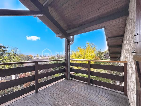 Dans un environnement paisible et verdoyant, découvrez cette belle maison familiale des années 80, située au cœur d’un lotissement calme et recherché de 19 maisons.
Édifiée sur une parcelle arborée de 940 m², elle offre 152 m² habitables (168 m² au sol), une triple exposition et une vue dégagée sur Belledonne et le Vercors.

🌿 Les extérieurs
Le jardin, soigneusement entretenu, bénéficie d’une exposition plein sud et d’une belle intimité.
Vous profiterez de plusieurs terrasses, d’arbres fruitiers (cerisiers, prunier, cognassier, noisetier) et d’un cadre naturel agréable.
Deux places de stationnement  et un garage double complètent l’ensemble.

🏠 Disposition intérieure

Rez-de-chaussée :

Entrée avec placard intégré,
Cuisine aménagée en chêne ouvrant sur terrasse
Salon – salle à manger lumineux avec cheminée à insert et accès direct à la terrasse,
Volets roulants solaires installés en 2017,
Chambre avec accès balcon,
Salle d’eau avec douche à l’italienne et WC (rénovée en 2017),
Pièce cellier/dressing attenante.

Étage :

Accès aux combles aménagés sur la moitié de la surface,
Chambre  avec terrasse et vue dégagée, placards sous pente,
Chambre  avec petit extérieur 
Chambre  sous pente,
Chambre  avec mezzanine fermée et VELUX,
Salle d’eau rénovée en 2019 avec douche à l’italienne et placard,
WC indépendants dans le hall.

⚙️ Équipements et prestations

Toiture entièrement refaite en 2019,
Panneaux photovoltaïques 4 kW
Adoucisseur d’eau,
Ballon d’eau chaude 200 L,
Tableau électrique refait en 2019,
Monte-escalier Stana accès du garage au rez de chausée 
Vide sanitaire,
Cheminée à insert,
Charges de copropriété : env. 130 €/an (entretien du jardin commun et frais de syndic).

❤️ Les +

Environnement calme et résidentiel
Exposition sud et vue panoramique
Maison parfaitement entretenue
Deux salles d’eau modernes
Production solaire et toiture récente
Grand garage double + stationnements extérieurs
Taxe foncière 3188€