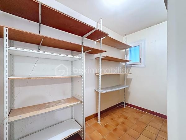Dans un environnement paisible et verdoyant, découvrez cette belle maison familiale des années 80, située au cœur d’un lotissement calme et recherché de 19 maisons.
Édifiée sur une parcelle arborée de 940 m², elle offre 152 m² habitables (168 m² au sol), une triple exposition et une vue dégagée sur Belledonne et le Vercors.

🌿 Les extérieurs
Le jardin, soigneusement entretenu, bénéficie d’une exposition plein sud et d’une belle intimité.
Vous profiterez de plusieurs terrasses, d’arbres fruitiers (cerisiers, prunier, cognassier, noisetier) et d’un cadre naturel agréable.
Deux places de stationnement  et un garage double complètent l’ensemble.

🏠 Disposition intérieure

Rez-de-chaussée :

Entrée avec placard intégré,
Cuisine aménagée en chêne ouvrant sur terrasse
Salon – salle à manger lumineux avec cheminée à insert et accès direct à la terrasse,
Volets roulants solaires installés en 2017,
Chambre avec accès balcon,
Salle d’eau avec douche à l’italienne et WC (rénovée en 2017),
Pièce cellier/dressing attenante.

Étage :

Accès aux combles aménagés sur la moitié de la surface,
Chambre  avec terrasse et vue dégagée, placards sous pente,
Chambre  avec petit extérieur 
Chambre  sous pente,
Chambre  avec mezzanine fermée et VELUX,
Salle d’eau rénovée en 2019 avec douche à l’italienne et placard,
WC indépendants dans le hall.

⚙️ Équipements et prestations

Toiture entièrement refaite en 2019,
Panneaux photovoltaïques 4 kW
Adoucisseur d’eau,
Ballon d’eau chaude 200 L,
Tableau électrique refait en 2019,
Monte-escalier Stana accès du garage au rez de chausée 
Vide sanitaire,
Cheminée à insert,
Charges de copropriété : env. 130 €/an (entretien du jardin commun et frais de syndic).

❤️ Les +

Environnement calme et résidentiel
Exposition sud et vue panoramique
Maison parfaitement entretenue
Deux salles d’eau modernes
Production solaire et toiture récente
Grand garage double + stationnements extérieurs
Taxe foncière 3188€