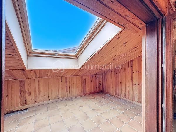 Dans un environnement paisible et verdoyant, découvrez cette belle maison familiale des années 80, située au cœur d’un lotissement calme et recherché de 19 maisons.
Édifiée sur une parcelle arborée de 940 m², elle offre 152 m² habitables (168 m² au sol), une triple exposition et une vue dégagée sur Belledonne et le Vercors.

🌿 Les extérieurs
Le jardin, soigneusement entretenu, bénéficie d’une exposition plein sud et d’une belle intimité.
Vous profiterez de plusieurs terrasses, d’arbres fruitiers (cerisiers, prunier, cognassier, noisetier) et d’un cadre naturel agréable.
Deux places de stationnement  et un garage double complètent l’ensemble.

🏠 Disposition intérieure

Rez-de-chaussée :

Entrée avec placard intégré,
Cuisine aménagée en chêne ouvrant sur terrasse
Salon – salle à manger lumineux avec cheminée à insert et accès direct à la terrasse,
Volets roulants solaires installés en 2017,
Chambre avec accès balcon,
Salle d’eau avec douche à l’italienne et WC (rénovée en 2017),
Pièce cellier/dressing attenante.

Étage :

Accès aux combles aménagés sur la moitié de la surface,
Chambre  avec terrasse et vue dégagée, placards sous pente,
Chambre  avec petit extérieur 
Chambre  sous pente,
Chambre  avec mezzanine fermée et VELUX,
Salle d’eau rénovée en 2019 avec douche à l’italienne et placard,
WC indépendants dans le hall.

⚙️ Équipements et prestations

Toiture entièrement refaite en 2019,
Panneaux photovoltaïques 4 kW
Adoucisseur d’eau,
Ballon d’eau chaude 200 L,
Tableau électrique refait en 2019,
Monte-escalier Stana accès du garage au rez de chausée 
Vide sanitaire,
Cheminée à insert,
Charges de copropriété : env. 130 €/an (entretien du jardin commun et frais de syndic).

❤️ Les +

Environnement calme et résidentiel
Exposition sud et vue panoramique
Maison parfaitement entretenue
Deux salles d’eau modernes
Production solaire et toiture récente
Grand garage double + stationnements extérieurs
Taxe foncière 3188€